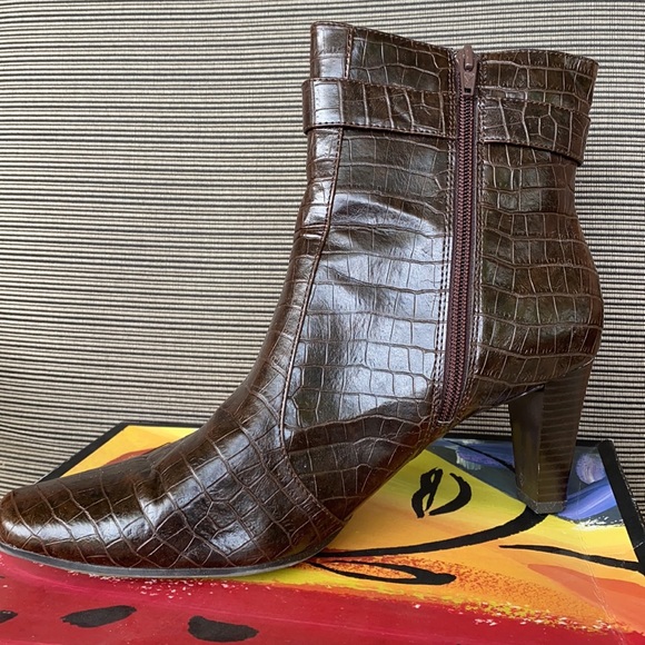 Women’s short boot. - Picture 2 of 6